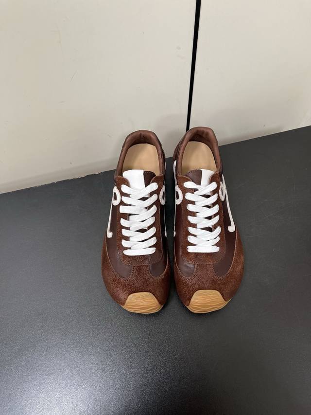 p400Ballet Runner 2.0不对称鞋头造型，Loewe罗意威平替 做旧复古平底阿甘鞋 * 超柔软、轻便且灵活的鞋底 * 新的波浪纹理橡胶外底，延伸