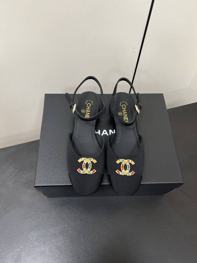p380Chanel 25P小香双C扣粗跟中空玛丽珍单鞋低跟跟凉鞋 本季最仙玛丽珍大爆款，每一期玛丽珍都被抢光，今年衣橱的Top肯定属它了，上脚百搭超显瘦，真的