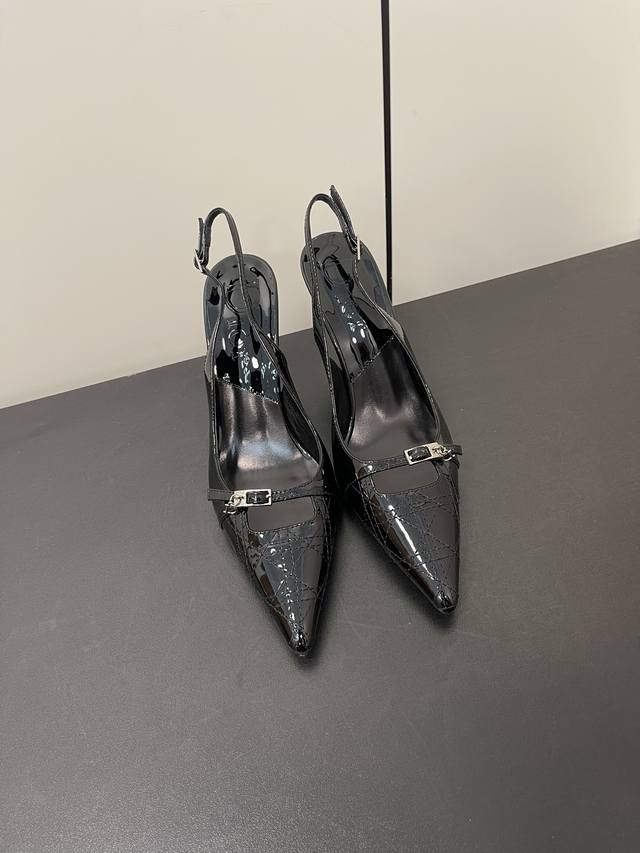 p390Dior D家迪奥2024/Ss 春夏走秀新款尖头高跟鞋凉鞋～ 1:1原版复刻 市面上最高版本 各路时尚博主刷爆小红书！超时髦又充满高级感的单品！轻松打