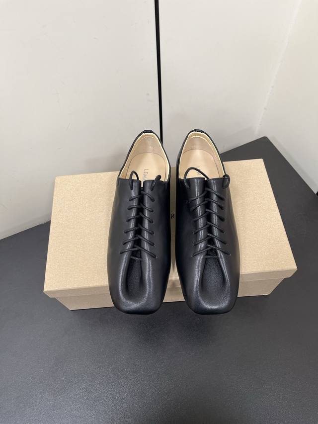 p400Lemaire 2025Ss一双超级舒服的德比鞋 对Lemaire的德比鞋一见钟情，念念不忘必有回响。出了经典黑白色又出了这个米黄色。做了攻略说要买大一
