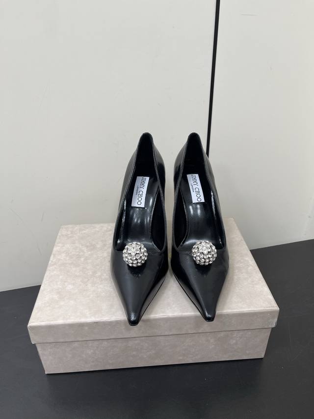 p420Jimmy Choo 2025新款水晶钻扣高跟鞋 个性尖头风格千变镜头相随 跟高9厘米 开边珠漆皮鞋面 内里垫脚羊皮 真皮大底 size：35-39（4
