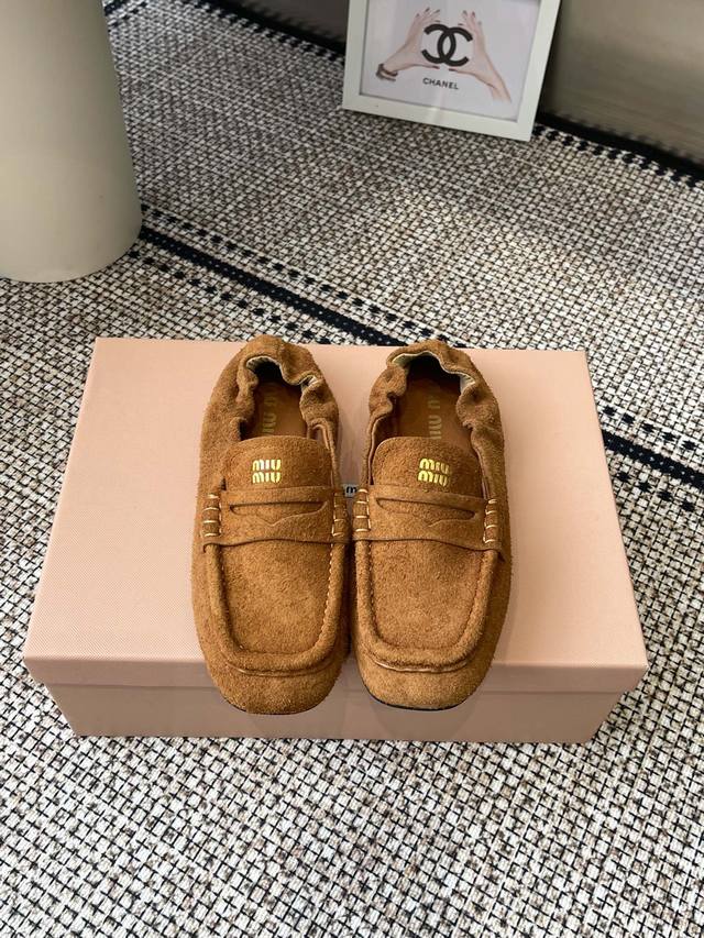 代购级350 miu Miu 25Ss 春夏季 布洛克乐福鞋 这款布洛克鞋线条简约设计经典，饰以Miu Miu徽标 等金属细节。 鞋面采用了进口麂皮 羊皮衬里