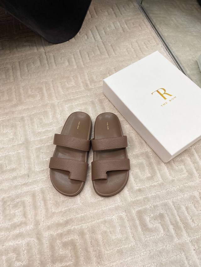 出厂价230 the Row春夏新款小众极简羊皮穿趾拖鞋 the Row穿趾羊皮宽带拖鞋以极简美学诠释慵懒优雅，将舒适感与高级质感融于足尖。 两根柔韧羊皮宽带平