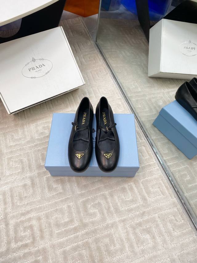 顶级版本380 要飞机盒+10 prada/普拉达经典玛丽珍鞋 简约主义风格 简单高级 三角标点缀 轻松Get时髦气息 面料原版定制皮料 内里垫脚均为混种羊皮