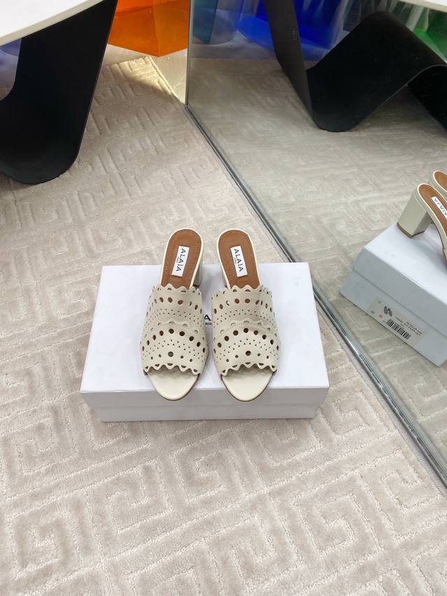 出厂价380 alaia 新款复古镂空高跟拖鞋。宝藏小众品牌，人气超高的Alaia纯手工制作，美在心尖儿上，这双鞋真的可以算是任何一套穿搭上的点睛之笔，优雅高级