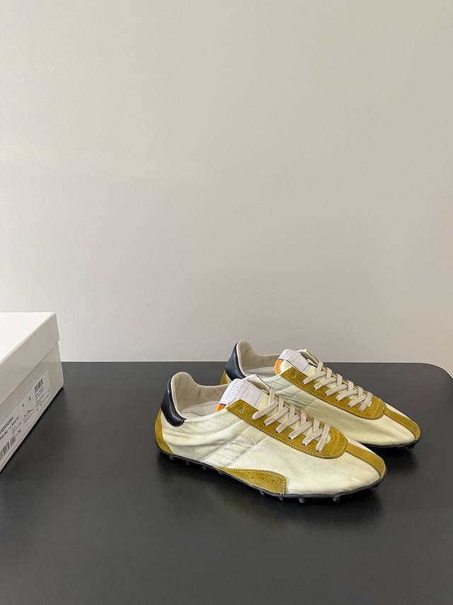 310 maison Margiela Mm6最新德训复古做旧拼接防滑足球鞋底休闲鞋 sprinters运动鞋轮廓采用做旧感尼龙与复古处理麂皮制成，灵感来源于复