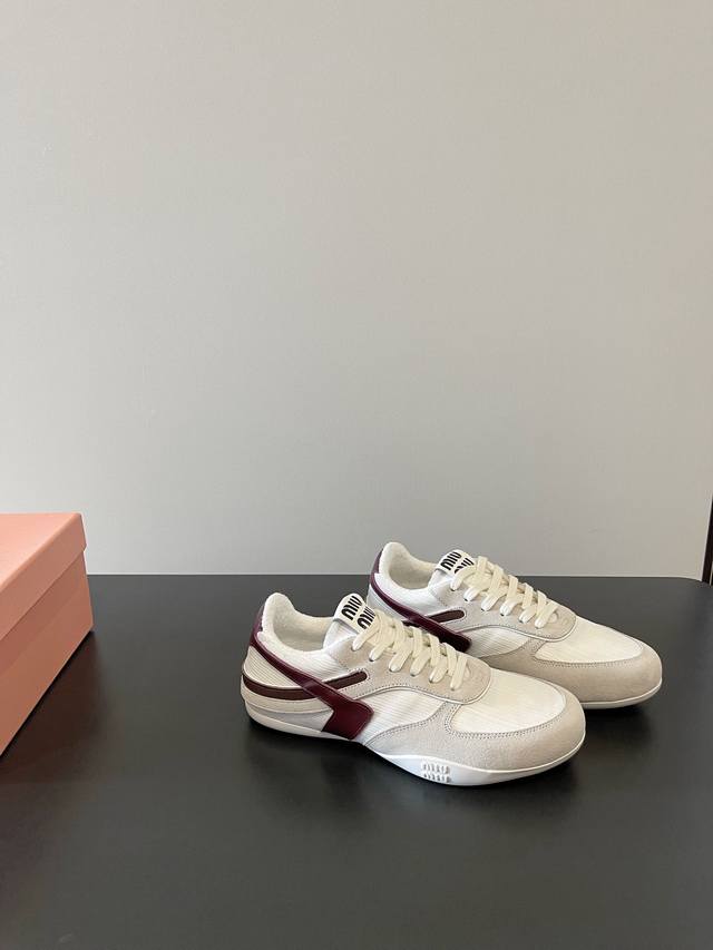 ：310 miumiu 最新早春欧美复古时尚德训休闲运动鞋 原版顶级复刻 专柜同步发售 面料采用特供进口网布牛反皮拼接 整双鞋就是非常显质感 内里垫脚牛皮 进口