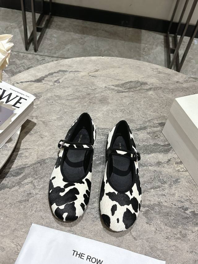 390 the Row Ssnew Arrival～ the Row 玛丽珍鞋新品，极致简约但调性十足！ 马毛材质，羊皮里垫脚 软糯舒适！真皮注塑大底！ 码数：