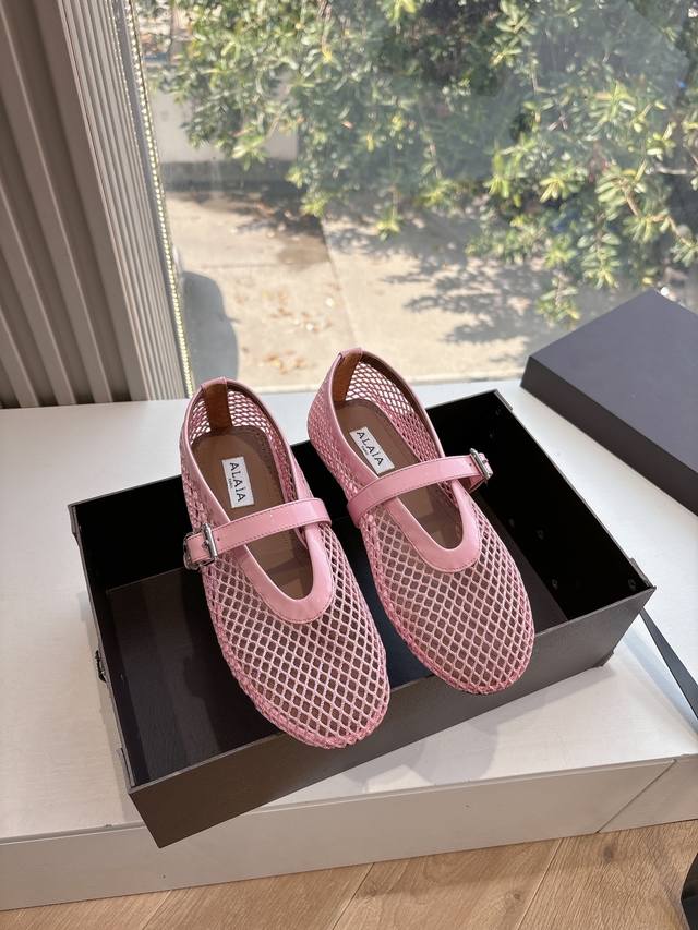 330所见即所得G002代购级别原版购入法国一线奢侈品牌Alaia 阿莱亚鱼网穆勒鞋包头凉鞋2025Ss法式仙女芭蕾舞平底跳舞鞋，Alaia品牌源自其创始人，A