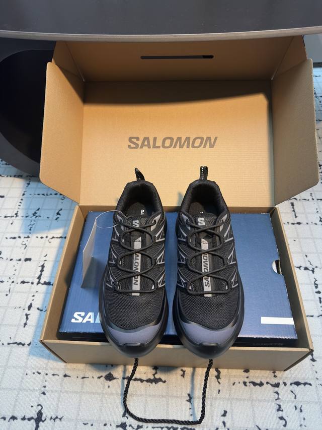 最新火爆款 Cdg X Salomon 萨洛蒙 联名款Xt-6 系列 增高厚底休闲运动鞋 联名鞋款依旧是黑白简约配色，鞋身上的品牌字样也体现出极简主义的设计风格
