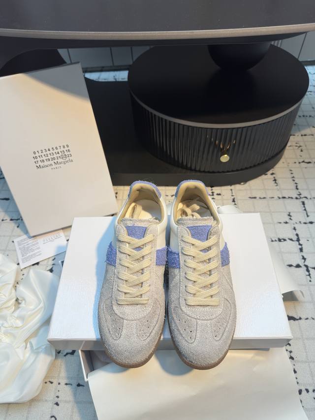 马吉拉男女情侣款经典德训鞋 马吉拉最最舒服的德训鞋～复古感满满～随便穿搭就可以很高级～上脚非常轻便～超级舒服透气～最重要不累脚~不磨脚～日常出行～不挑任何场合喜