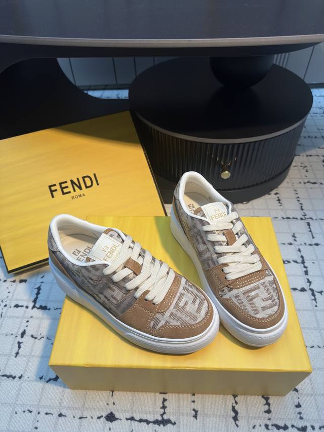 fendi 2025新款厚底Match鞋！ 这双增高5Cm的鞋子简直是我的新欢啊！首先，它的设计简直太时尚了，完美融合了厚底和运动风，简直是穿出街拍感的神器！