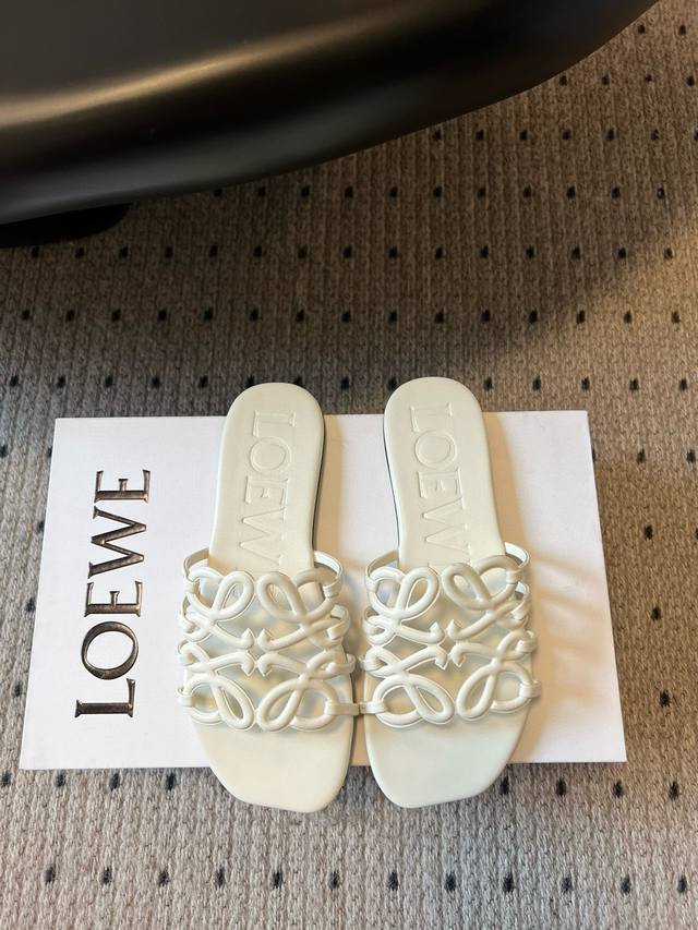 代购级 loew* 罗意威 25Ss 春夏新品 拖鞋 疯狂种草简约设计感觉更干净优雅 让你念念不忘 颜色也很耐看漂亮，上脚瞬间气质十足气场，简直无敌帅气有型 鞋