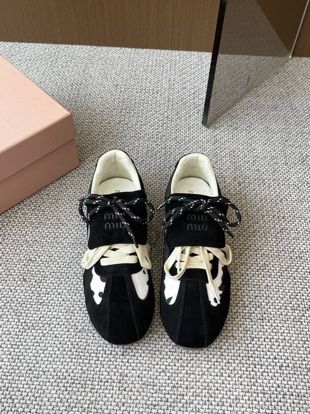 310Miu Miu 25Ss 新款早春 休闲运动鞋 这款系列超喜欢了 上脚舒适轻便 时尚少女设计随便搭配 进口鹿皮马毛鞋面 原版透气布内里 原版耐磨橡胶大底