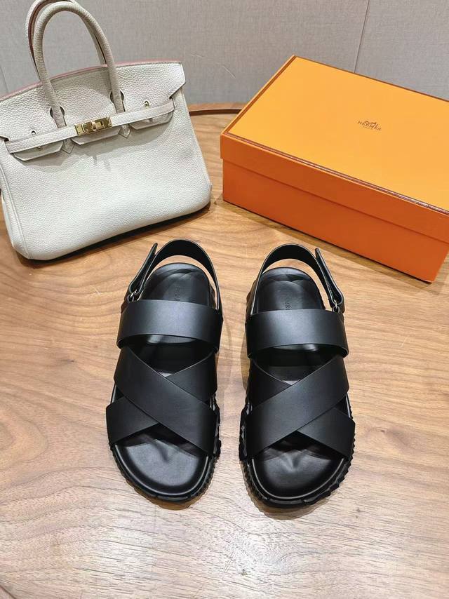 300Hermes 爱马仕80凉鞋系列！ 时尚又百搭 超级舒服 每个细节都做到极致 原版定制Nappa小牛皮/内里混种羊皮 面料：牛皮 大底：原版发泡高密耐磨底