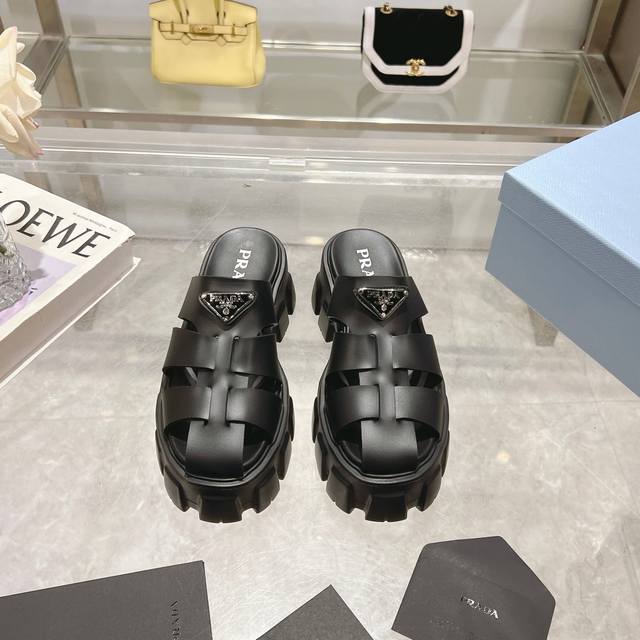 290Prada 普拉达/25Ss 新款沙滩鞋 材质：Pvc （超轻）Zp五金扣Logo点缀/完美演绎高级简约风格！ 关键上脚超显腿长，轻松拉长腿部显腿！ si