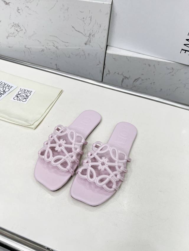 罗意威Loewe2025Ss夏季限定镂空拖鞋，真的太好穿了！！！真的强烈推荐给各小仙女。 面料：采用优质头层牛皮， 尺码：35-43 像胶底P250 真皮底P