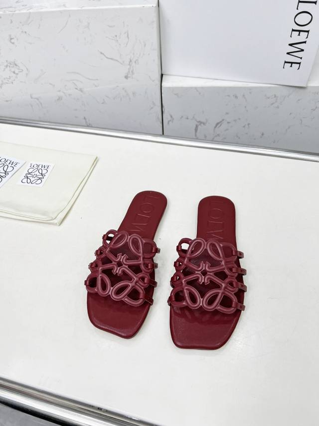 罗意威Loewe2025Ss夏季限定镂空拖鞋，真的太好穿了！！！真的强烈推荐给各小仙女。 面料：采用优质头层牛皮 尺码：35-43 像胶底P250 真皮底P3