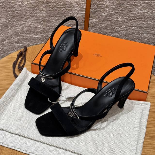 款式/Style ：160 Glamour 凉鞋 75 颜色/Colour：Ck89/Black/黑色 鞋面材料/Upper Material：麂皮/Chamo