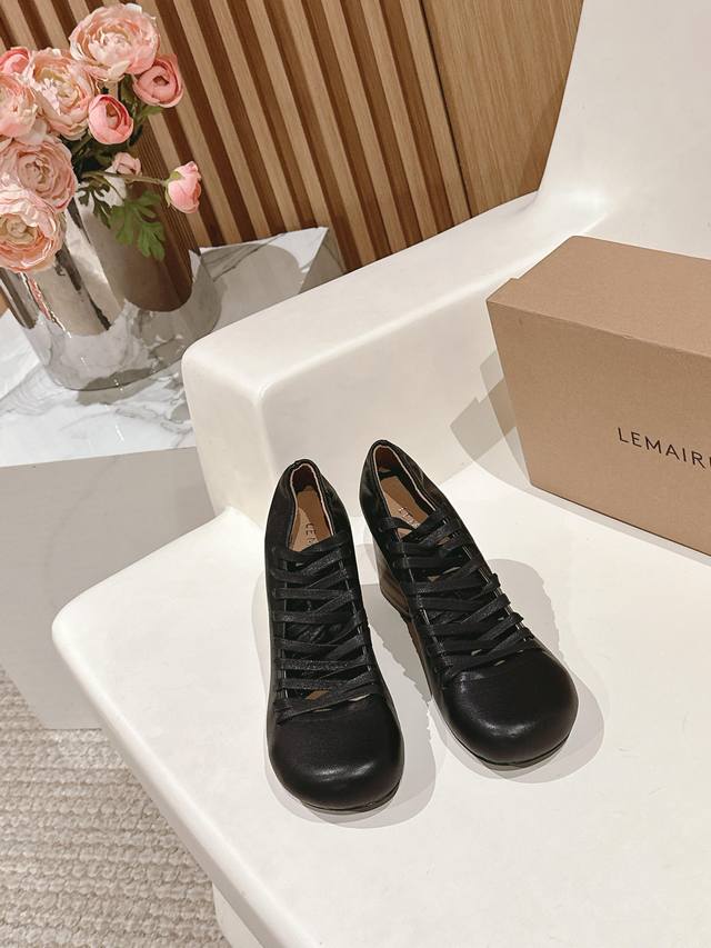 平底P360 高跟P380 Lemaire 25Ss绑带单鞋 来自法国巴黎 设计师品牌 女鞋 头层牛皮 真皮包跟 档次满满 平底 绑带单鞋 两穿 黑色 绑带设计