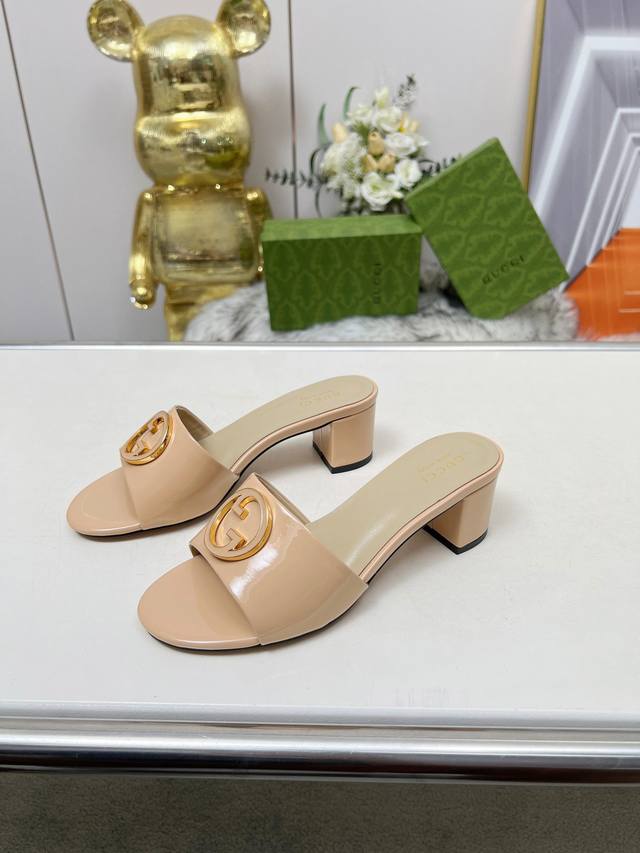 出厂价:橡胶底：210 顶级版本真皮大底：250 gucci 古驰5春夏新款双G饰扣圆头中跟粗跟拖鞋，这G家系列拖鞋太好看了，高端必入款～ 双G Logo上脚太