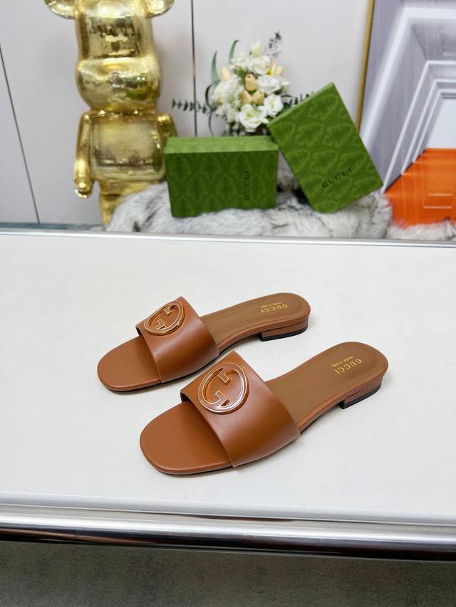 出厂价:橡胶底：210 顶级版本真皮大底：250 gucci 古驰5春夏新款双G饰扣圆头平底粗跟拖鞋，这G家系列拖鞋太好看了，高端必入款～ 双G Logo上脚太
