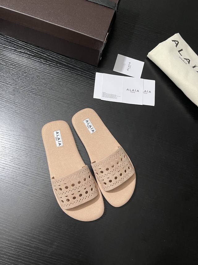 p：360 Alaia 穿孔凉拖 个性镂空格调拉满，打破沉闷。利落的线条搭配品牌标识，休闲中带着不羁的时尚态度，轻松成为夏日街头焦点 。 鞋面牛皮 内里羊皮 真