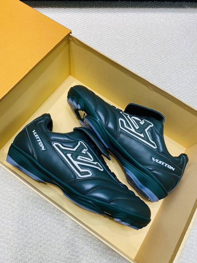 顶级版本：情侣款490 lv路易威登L家 驴牌 最新Footprint系列 情侣款 足球运动鞋 休闲 跑鞋 原版购入开发 做货 这款 Footprint Soc