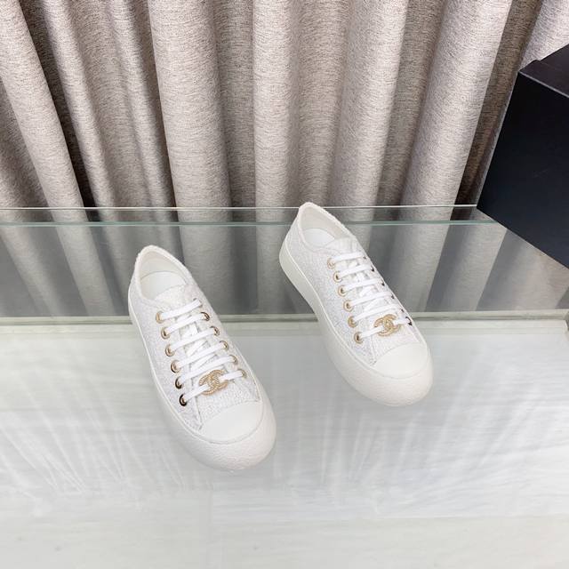 布面 340 皮面350 chanel 香奈儿】小香王炸爆款系带休闲鞋板鞋运动鞋。随手拍都超好看的热门单品，网红秀图一波接一波本季必入款，酷帅呆萌的鞋头加上立体