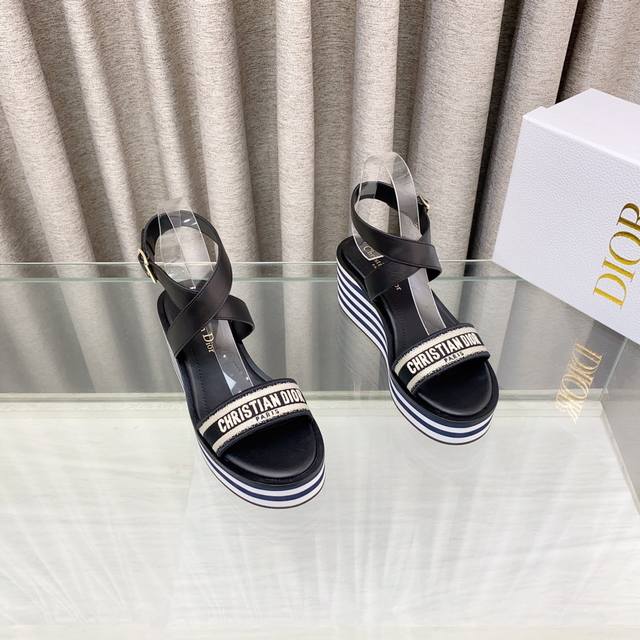 360 迪奥 Dior 2025春夏新款 Ivieta Dway 厚底交叉带拼色女鞋 Cd字母Logo立体刺绣坡跟圆头露趾凉鞋 原版开发市面顶级版本 材质:鞋面