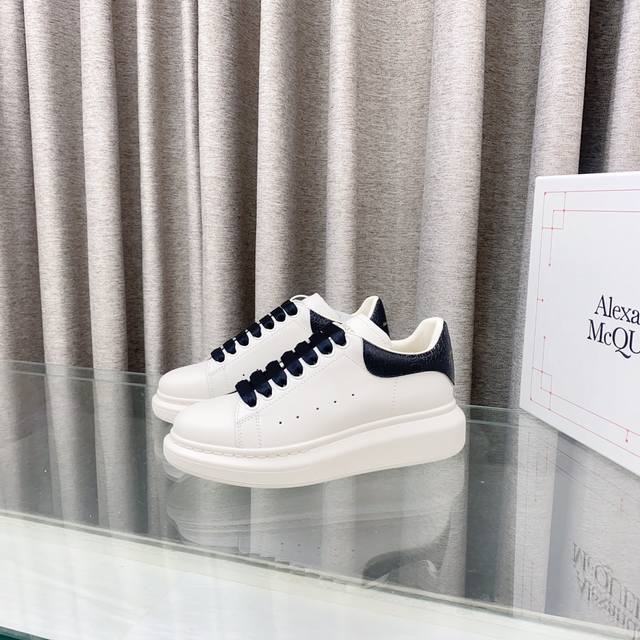 麦昆Alexander Mcqueen 爆裂纹尾 混种羊皮内里 女码P350 男码P360 顶级牛皮内里 女码P380 男码P400 为小白鞋疯狂打Call 超