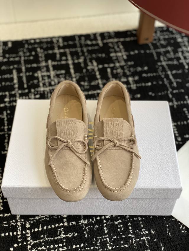 代购级380 dior 25Ss 春夏全新上线 平底豆豆鞋 dior Boy 穆勒鞋是二零二四冬季成衣系列新品，融入 Dior 非凡的精湛工艺，重新诠释经典乐福