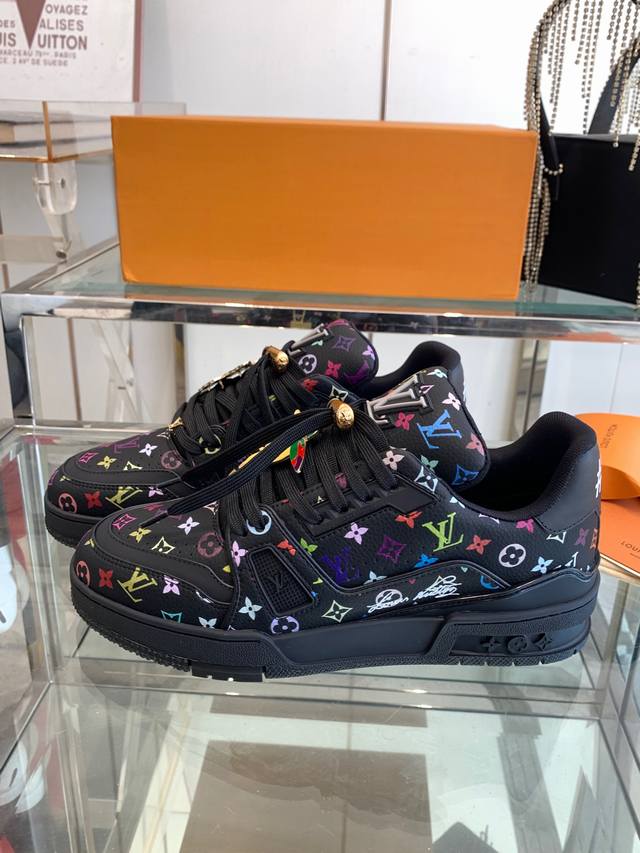 扣子款 560 Louis Vuiton 路易威登 2024Ss新款 Lv Trainer系列板鞋篮球鞋 休闲运动鞋 lv Trainer运动鞋是由设计师Vir