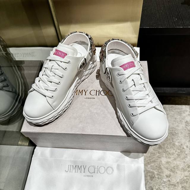 新款吉米周 Jimmy Choo ，独家发售，工厂价格批460、原版大底休闲小白鞋，采用最新工艺设计，立体感强多种工艺融合一起，颠覆时尚，超级有型！水钻搭配超美