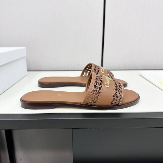 d家2024 Dway 春夏新款一字拖拼色女鞋 Cd字母Logo立体镂空平底凉鞋 市面顶级版本 材质:鞋面原版一致高温水溶棉质电绣羊皮+水染羊皮内里+意大利真皮