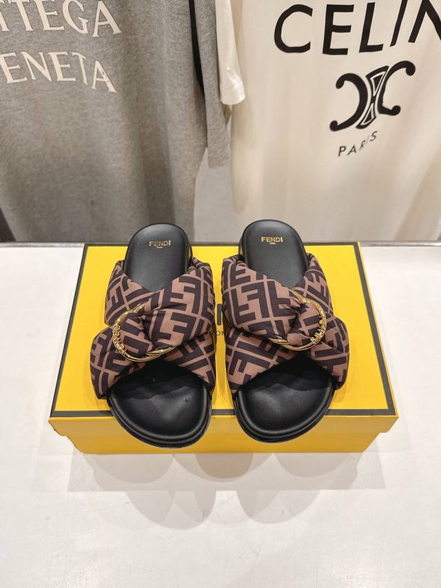 高版本出厂价 布面270 Fendi*/芬迪 2025Ss 夏季新品Ff老花拖鞋 上街穿搭的不二之选 专柜买断货的爆款 经典老花设计，搭配Ff Baguette