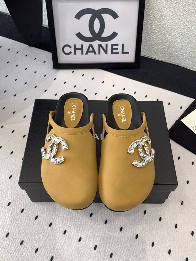p350 Chanel新款高跟凉鞋 高版本出货 这系列美得让人爱不释手 烫钻跟上脚显得很时髦 进口羊皮/羊京鞋面 羊皮垫脚 意大利真皮大底 Size: 35-3