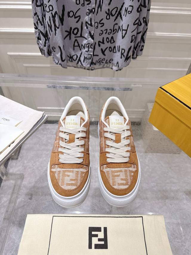 出厂420顶级版本Fendi/ Match2025 新款厚底运动板鞋 ，由Kim Jones倾情打造的一款运动鞋，采用皮革和反绒皮制成完美再现复古风格，整体鞋型