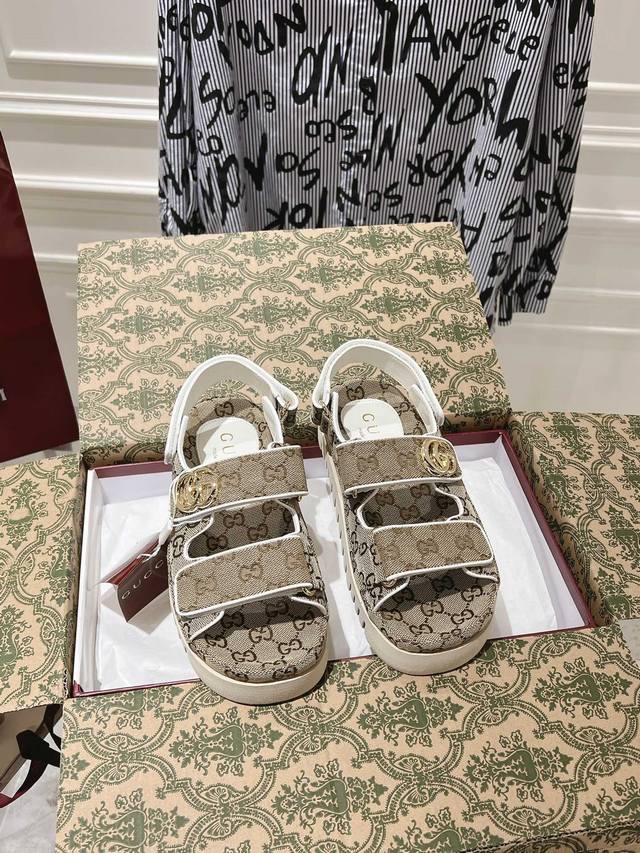 出380情侣款配专柜全套飞机盒 Gucci2025官网新款魔术贴厚底凉鞋整双鞋子采购Zp开发打造，全部定制材料，独家开模大底，细节全部对版出货，连包装也做到跟正