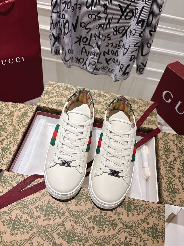 出厂350 Gucci古驰最新Ace系列Pro版小白鞋 原版购入开发 Ace系列运动鞋延续品牌叙事，匠心成就主打单品。 配送专柜精美包装 面料: 原版进口柔软牛