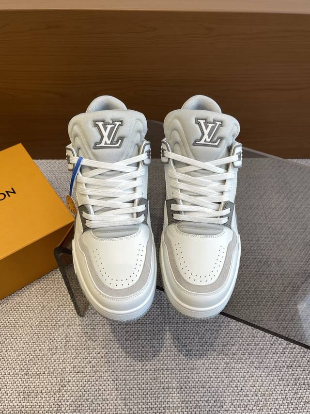 590Louis Vuiton Lv Trainer 特别版 运动鞋 历时一个月爆拆开发 大底和面料私模 鞋面更是报废了三套模具 才完美调整至原版一致较果 绝对