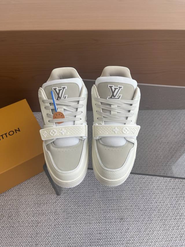 530Lv 24Ss最新款Trainer 魔术贴最新配色黑色，本款 Lv Trainer运动鞋以正绒面和粒面牛皮革重绎Virgil Abloh 的经典之作，再为
