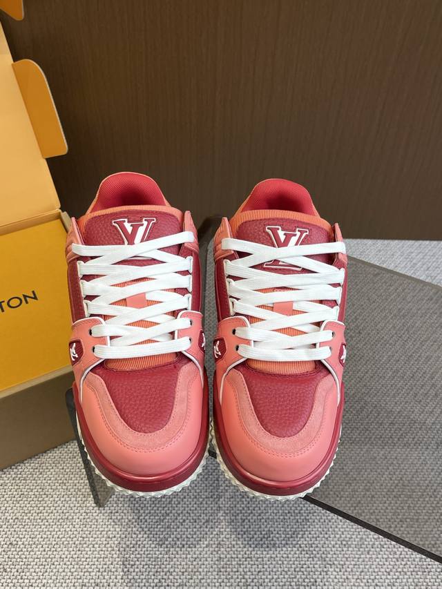 560代购级（官网同步发货全套包装） louis Vuitton 走秀款胖丁Trainer 面包鞋 情侣款 胖Trainer打破颜色的单一变化 胖乎乎的超可爱有