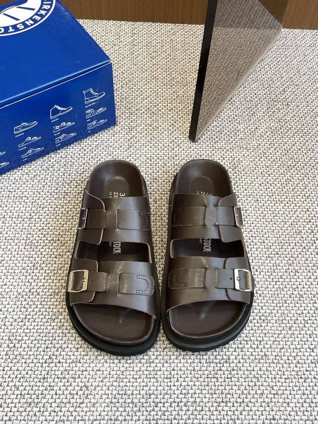 300Birkenstock博肯 新款凉拖 人体工程学设计符合脚形的脚床 软木材质穿着超级轻便舒适 楦形线条优美 做工精致 长时间穿着不累脚 略显慵懒的休闲感觉