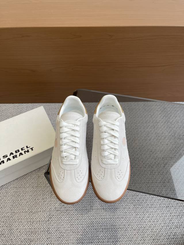 340Isabel.Marant 伊莎贝尔·玛兰 系带德训鞋 以打破常规的不羁风格展现生活面貌，整个鞋型设计灰常简洁 又不失设计感 复古德训鞋的休闲感 鞋面原版