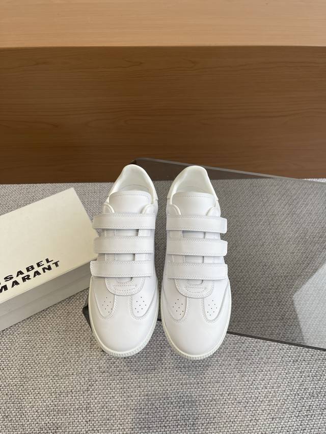 340Isabel.Marant 伊莎贝尔·玛兰 魔术贴德训鞋 以打破常规的不羁风格展现生活面貌，整个鞋型设计灰常简洁 又不失设计感 复古德训鞋的休闲感 鞋面原