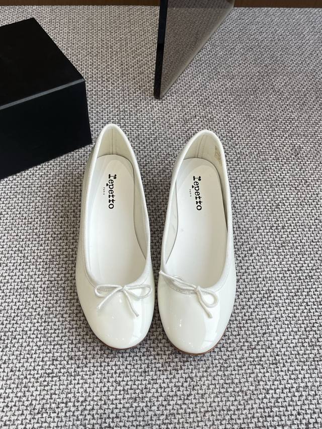 380Repetto 25Ss春夏新款 月牙印花浅口 芭蕾舞鞋 粗跟单鞋 只要平时喜欢穿芭蕾鞋 芭蕾鞋控的宝子们 完全可以闭眼去冲这双 鞋型巨乖 上脚完全不想脱