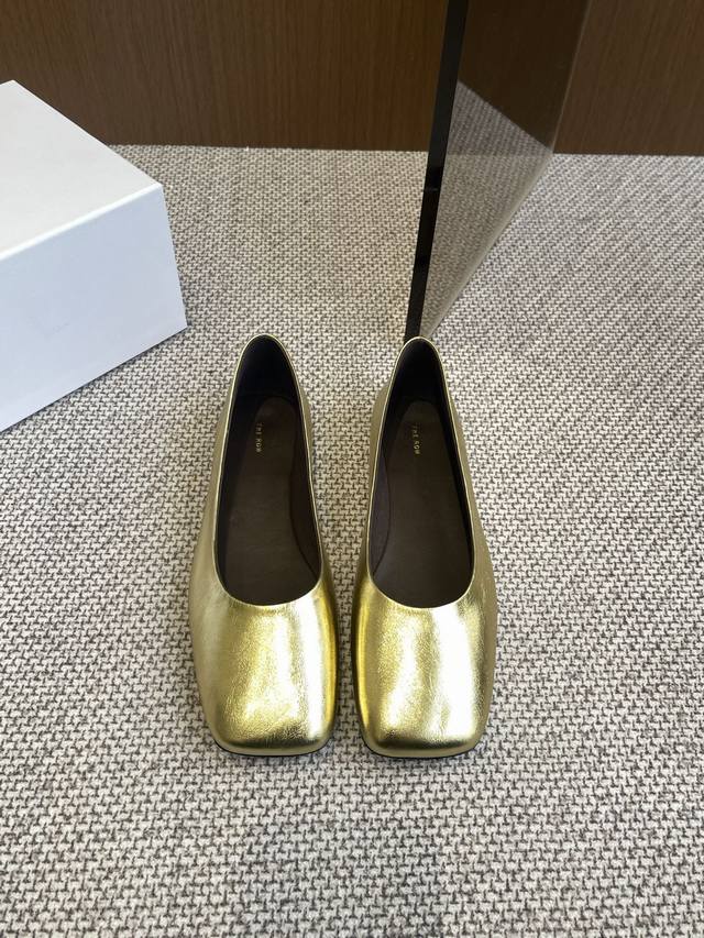 380The Row 小众潮牌 25Ss早春新款 芭蕾舞鞋 单鞋 超级柔软舒适 春天的第一双奶奶鞋非它莫属 金灿灿的美丽需要立马分享 超级软糯的皮子 软底的超级