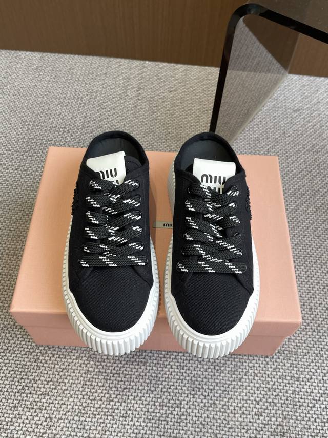 340 Miu Miu 缪缪 25Ss春夏新款 厚底帆布休闲鞋 顶级版本 极具辨识度的鞋舌，上脚超级阳光青春！少女味十足，能把休闲鞋打造的如此甜美，只有Miu才