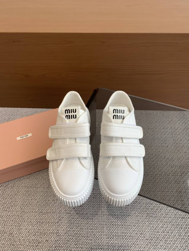 350 Miu Miu 缪缪 春夏新款 厚底帆布休闲鞋 顶级版本 极具辨识度的鞋舌，上脚超级阳光青春！少女味十足，能把休闲鞋打造的如此甜美，只有Miu才能做到了